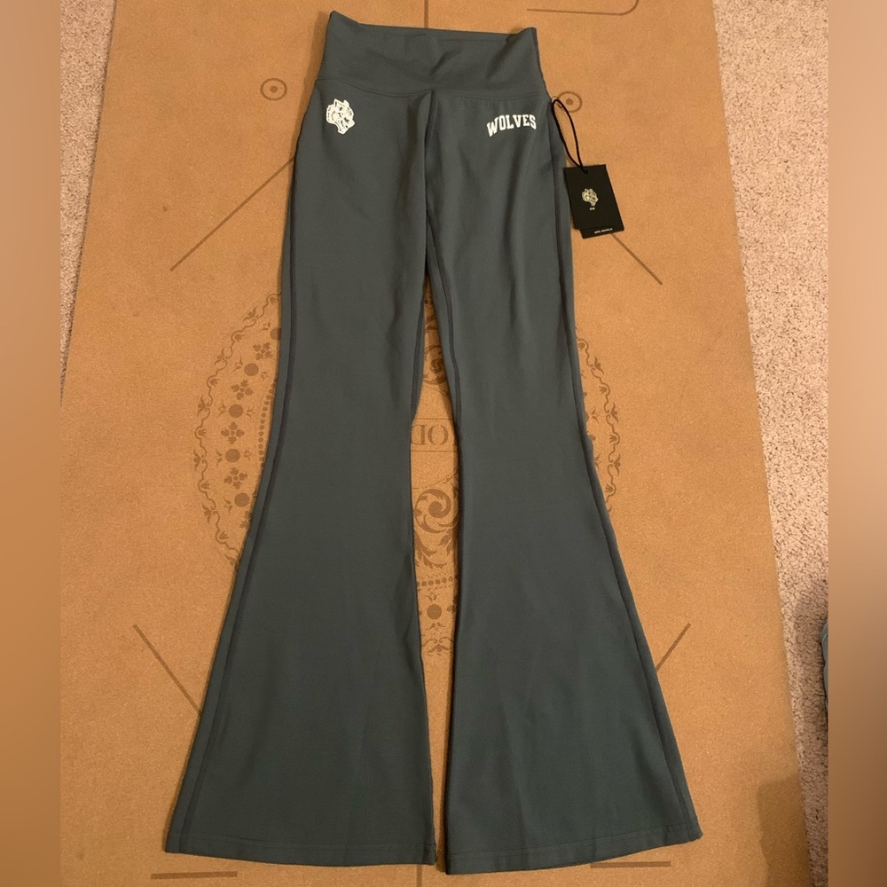 Darc Sport wolf gray loyalty energy Georgia flare leggings NWT 🐺